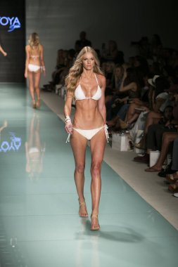 Funkshion yüzmek 2017 yılında Miami Beach üzerinde 23 Temmuz 2017 sırasında pist tasarımcısı Liliana Montoya yaz 2017 defile için bir model yürür