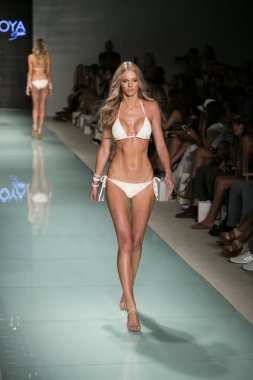 Funkshion yüzmek 2017 yılında Miami Beach üzerinde 23 Temmuz 2017 sırasında pist tasarımcısı Liliana Montoya yaz 2017 defile için bir model yürür