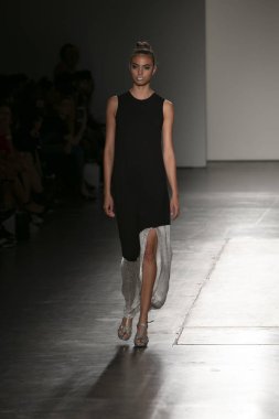 Bir modeli pist Nyfw bahar yaz 2018 sırasında Konseyi, kalkınan Amerikan moda tasarımcıları Samantha Leibowitz Pier 59 Studios New York'ta 10 Eylül 2017 üzerinde featuring Caafd için yürüyor