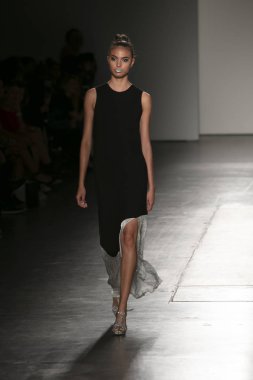 Bir modeli pist Nyfw bahar yaz 2018 sırasında Konseyi, kalkınan Amerikan moda tasarımcıları Samantha Leibowitz Pier 59 Studios New York'ta 10 Eylül 2017 üzerinde featuring Caafd için yürüyor