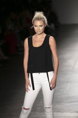 Bir modeli pist Nyfw bahar yaz 2018 sırasında Konseyi, kalkınan Amerikan moda tasarımcıları Samantha Leibowitz Pier 59 Studios New York'ta 10 Eylül 2017 üzerinde featuring Caafd için yürüyor