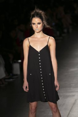 Bir modeli pist Nyfw bahar yaz 2018 sırasında Konseyi, kalkınan Amerikan moda tasarımcıları Samantha Leibowitz Pier 59 Studios New York'ta 10 Eylül 2017 üzerinde featuring Caafd için yürüyor