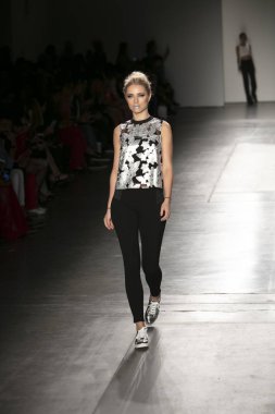 Bir modeli pist Nyfw bahar yaz 2018 sırasında Konseyi, kalkınan Amerikan moda tasarımcıları Samantha Leibowitz Pier 59 Studios New York'ta 10 Eylül 2017 üzerinde featuring Caafd için yürüyor