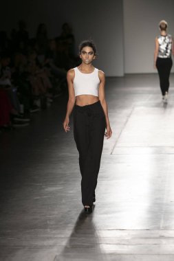 Bir modeli pist Nyfw bahar yaz 2018 sırasında Konseyi, kalkınan Amerikan moda tasarımcıları Samantha Leibowitz Pier 59 Studios New York'ta 10 Eylül 2017 üzerinde featuring Caafd için yürüyor