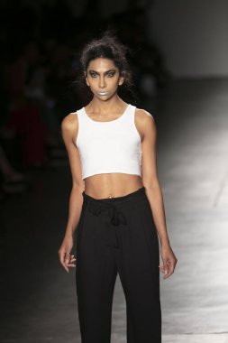 Bir modeli pist Nyfw bahar yaz 2018 sırasında Konseyi, kalkınan Amerikan moda tasarımcıları Samantha Leibowitz Pier 59 Studios New York'ta 10 Eylül 2017 üzerinde featuring Caafd için yürüyor
