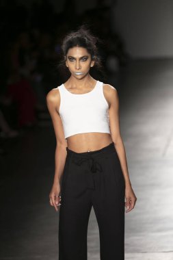 Bir modeli pist Nyfw bahar yaz 2018 sırasında Konseyi, kalkınan Amerikan moda tasarımcıları Samantha Leibowitz Pier 59 Studios New York'ta 10 Eylül 2017 üzerinde featuring Caafd için yürüyor