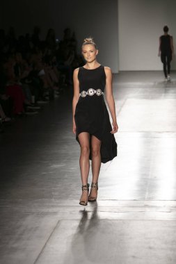Bir modeli pist Nyfw bahar yaz 2018 sırasında Konseyi, kalkınan Amerikan moda tasarımcıları Samantha Leibowitz Pier 59 Studios New York'ta 10 Eylül 2017 üzerinde featuring Caafd için yürüyor