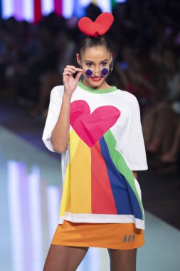 Manken Agatha Ruiz de la Prada moda gösterisi Resort 2018 koleksiyonda Miami moda hafta 2017 Miami'de Buz Sarayı'nda 4 Haziran 2017 üzerinde sırasında pist yürür