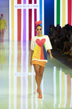 Manken Agatha Ruiz de la Prada moda gösterisi Resort 2018 koleksiyonda Miami moda hafta 2017 Miami'de Buz Sarayı'nda 4 Haziran 2017 üzerinde sırasında pist yürür