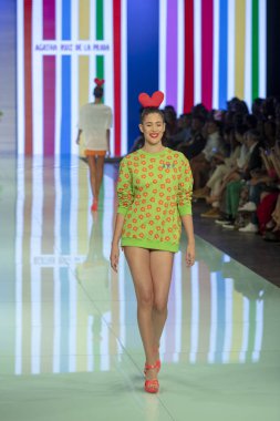 Manken Agatha Ruiz de la Prada moda gösterisi Resort 2018 koleksiyonda Miami moda hafta 2017 Miami'de Buz Sarayı'nda 4 Haziran 2017 üzerinde sırasında pist yürür