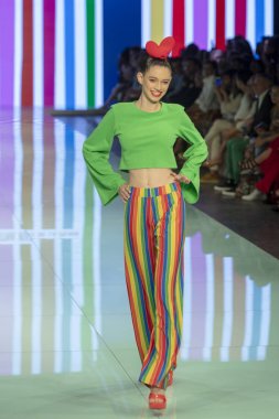 Manken Agatha Ruiz de la Prada moda gösterisi Resort 2018 koleksiyonda Miami moda hafta 2017 Miami'de Buz Sarayı'nda 4 Haziran 2017 üzerinde sırasında pist yürür
