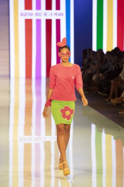Manken Agatha Ruiz de la Prada moda gösterisi Resort 2018 koleksiyonda Miami moda hafta 2017 Miami'de Buz Sarayı'nda 4 Haziran 2017 üzerinde sırasında pist yürür