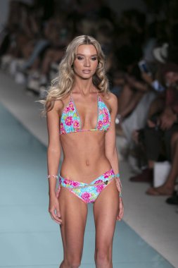 Funkshion yüzmek 2017 yılında Miami Beach üzerinde 23 Temmuz 2017 sırasında pist tasarımcısı Liliana Montoya yaz 2017 defile için bir model yürür