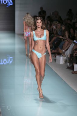 Funkshion yüzmek 2017 yılında Miami Beach üzerinde 23 Temmuz 2017 sırasında pist tasarımcısı Liliana Montoya yaz 2017 defile için bir model yürür