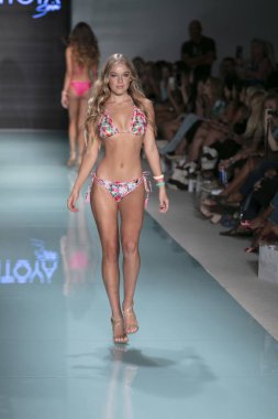 Funkshion yüzmek 2017 yılında Miami Beach üzerinde 23 Temmuz 2017 sırasında pist tasarımcısı Liliana Montoya yaz 2017 defile için bir model yürür