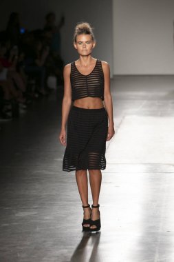 Bir modeli pist Nyfw bahar yaz 2018 sırasında Konseyi, kalkınan Amerikan moda tasarımcıları Samantha Leibowitz Pier 59 Studios New York'ta 10 Eylül 2017 üzerinde featuring Caafd için yürüyor