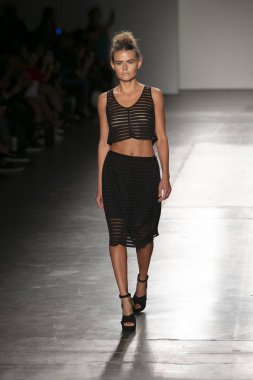Bir modeli pist Nyfw bahar yaz 2018 sırasında Konseyi, kalkınan Amerikan moda tasarımcıları Samantha Leibowitz Pier 59 Studios New York'ta 10 Eylül 2017 üzerinde featuring Caafd için yürüyor