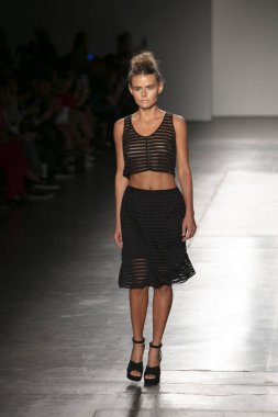 Bir modeli pist Nyfw bahar yaz 2018 sırasında Konseyi, kalkınan Amerikan moda tasarımcıları Samantha Leibowitz Pier 59 Studios New York'ta 10 Eylül 2017 üzerinde featuring Caafd için yürüyor