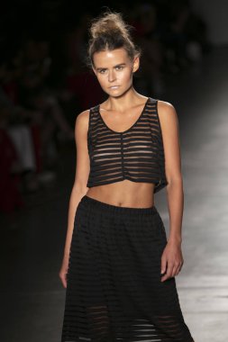 Bir modeli pist Nyfw bahar yaz 2018 sırasında Konseyi, kalkınan Amerikan moda tasarımcıları Samantha Leibowitz Pier 59 Studios New York'ta 10 Eylül 2017 üzerinde featuring Caafd için yürüyor
