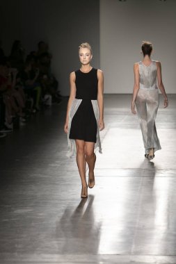 Bir modeli pist Nyfw bahar yaz 2018 sırasında Konseyi, kalkınan Amerikan moda tasarımcıları Samantha Leibowitz Pier 59 Studios New York'ta 10 Eylül 2017 üzerinde featuring Caafd için yürüyor