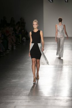 Bir modeli pist Nyfw bahar yaz 2018 sırasında Konseyi, kalkınan Amerikan moda tasarımcıları Samantha Leibowitz Pier 59 Studios New York'ta 10 Eylül 2017 üzerinde featuring Caafd için yürüyor