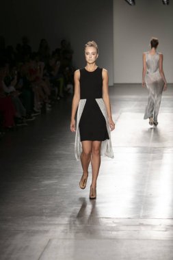Bir modeli pist Nyfw bahar yaz 2018 sırasında Konseyi, kalkınan Amerikan moda tasarımcıları Samantha Leibowitz Pier 59 Studios New York'ta 10 Eylül 2017 üzerinde featuring Caafd için yürüyor