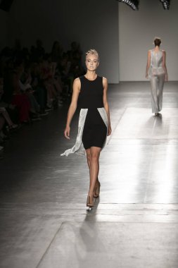 Bir modeli pist Nyfw bahar yaz 2018 sırasında Konseyi, kalkınan Amerikan moda tasarımcıları Samantha Leibowitz Pier 59 Studios New York'ta 10 Eylül 2017 üzerinde featuring Caafd için yürüyor