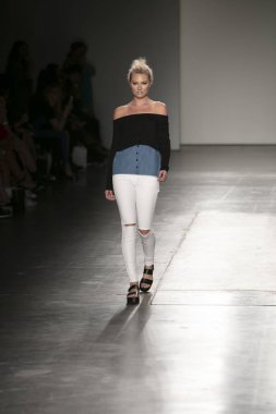 Bir modeli pist Nyfw bahar yaz 2018 sırasında Konseyi, kalkınan Amerikan moda tasarımcıları Samantha Leibowitz Pier 59 Studios New York'ta 10 Eylül 2017 üzerinde featuring Caafd için yürüyor