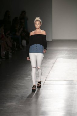 Bir modeli pist Nyfw bahar yaz 2018 sırasında Konseyi, kalkınan Amerikan moda tasarımcıları Samantha Leibowitz Pier 59 Studios New York'ta 10 Eylül 2017 üzerinde featuring Caafd için yürüyor
