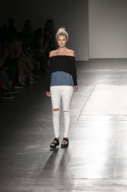 Bir modeli pist Nyfw bahar yaz 2018 sırasında Konseyi, kalkınan Amerikan moda tasarımcıları Samantha Leibowitz Pier 59 Studios New York'ta 10 Eylül 2017 üzerinde featuring Caafd için yürüyor
