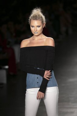 Bir modeli pist Nyfw bahar yaz 2018 sırasında Konseyi, kalkınan Amerikan moda tasarımcıları Samantha Leibowitz Pier 59 Studios New York'ta 10 Eylül 2017 üzerinde featuring Caafd için yürüyor