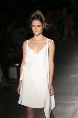Bir modeli pist Nyfw bahar yaz 2018 sırasında Konseyi, kalkınan Amerikan moda tasarımcıları Samantha Leibowitz Pier 59 Studios New York'ta 10 Eylül 2017 üzerinde featuring Caafd için yürüyor