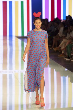 Manken Agatha Ruiz de la Prada moda gösterisi Resort 2018 koleksiyonda Miami moda hafta 2017 Miami'de Buz Sarayı'nda 4 Haziran 2017 üzerinde sırasında pist yürür