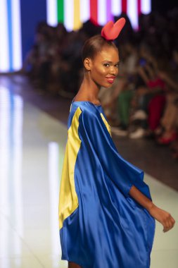 Manken Agatha Ruiz de la Prada moda gösterisi Resort 2018 koleksiyonda Miami moda hafta 2017 Miami'de Buz Sarayı'nda 4 Haziran 2017 üzerinde sırasında pist yürür