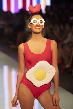 Manken Agatha Ruiz de la Prada moda gösterisi Resort 2018 koleksiyonda Miami moda hafta 2017 Miami'de Buz Sarayı'nda 4 Haziran 2017 üzerinde sırasında pist yürür