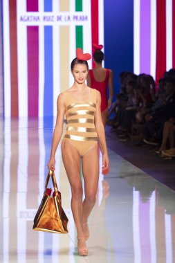 Manken Agatha Ruiz de la Prada moda gösterisi Resort 2018 koleksiyonda Miami moda hafta 2017 Miami'de Buz Sarayı'nda 4 Haziran 2017 üzerinde sırasında pist yürür