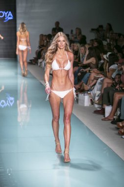 Funkshion yüzmek 2017 yılında Miami Beach üzerinde 23 Temmuz 2017 sırasında pist tasarımcısı Liliana Montoya yaz 2017 defile için bir model yürür