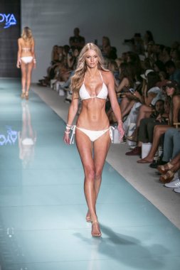 Funkshion yüzmek 2017 yılında Miami Beach üzerinde 23 Temmuz 2017 sırasında pist tasarımcısı Liliana Montoya yaz 2017 defile için bir model yürür
