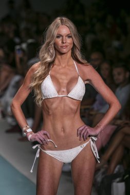Funkshion yüzmek 2017 yılında Miami Beach üzerinde 23 Temmuz 2017 sırasında pist tasarımcısı Liliana Montoya yaz 2017 defile için bir model yürür