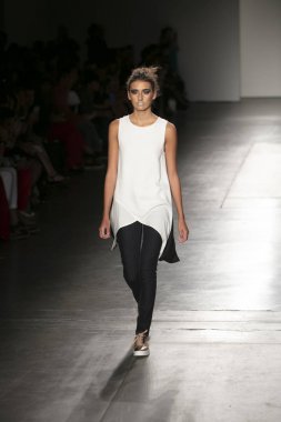 Bir modeli pist Nyfw bahar yaz 2018 sırasında Konseyi, kalkınan Amerikan moda tasarımcıları Samantha Leibowitz Pier 59 Studios New York'ta 10 Eylül 2017 üzerinde featuring Caafd için yürüyor