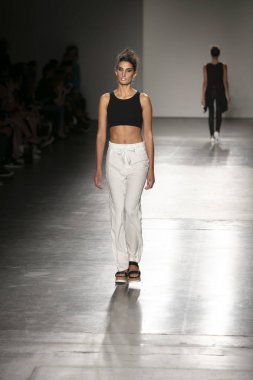 Bir modeli pist Nyfw bahar yaz 2018 sırasında Konseyi, kalkınan Amerikan moda tasarımcıları Samantha Leibowitz Pier 59 Studios New York'ta 10 Eylül 2017 üzerinde featuring Caafd için yürüyor