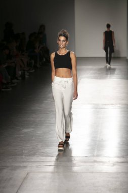 Bir modeli pist Nyfw bahar yaz 2018 sırasında Konseyi, kalkınan Amerikan moda tasarımcıları Samantha Leibowitz Pier 59 Studios New York'ta 10 Eylül 2017 üzerinde featuring Caafd için yürüyor
