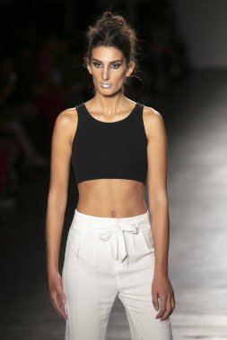 Bir modeli pist Nyfw bahar yaz 2018 sırasında Konseyi, kalkınan Amerikan moda tasarımcıları Samantha Leibowitz Pier 59 Studios New York'ta 10 Eylül 2017 üzerinde featuring Caafd için yürüyor