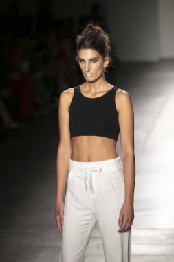Bir modeli pist Nyfw bahar yaz 2018 sırasında Konseyi, kalkınan Amerikan moda tasarımcıları Samantha Leibowitz Pier 59 Studios New York'ta 10 Eylül 2017 üzerinde featuring Caafd için yürüyor