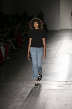 Bir modeli pist Nyfw bahar yaz 2018 sırasında Konseyi, kalkınan Amerikan moda tasarımcıları Samantha Leibowitz Pier 59 Studios New York'ta 10 Eylül 2017 üzerinde featuring Caafd için yürüyor