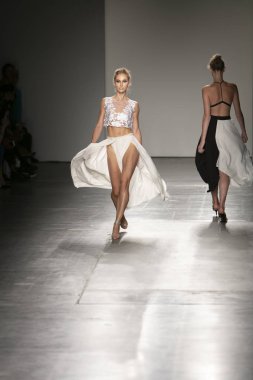 Bir modeli pist Nyfw bahar yaz 2018 sırasında Konseyi, kalkınan Amerikan moda tasarımcıları Samantha Leibowitz Pier 59 Studios New York'ta 10 Eylül 2017 üzerinde featuring Caafd için yürüyor