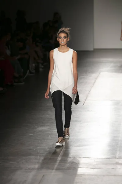 Model Procházky Dráhy Během Nyfw Jaro Léto 2018 Pro Rady — Stock fotografie