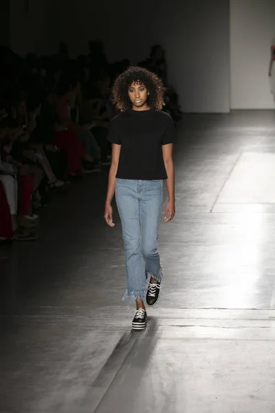 Ein Model Läuft Während Des Nyfw Frühlingssommers 2018 Für Den — Stockfoto