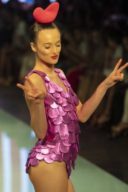 Manken Agatha Ruiz de la Prada moda gösterisi Resort 2018 koleksiyonda Miami moda hafta 2017 Miami'de Buz Sarayı'nda 4 Haziran 2017 üzerinde sırasında pist yürür