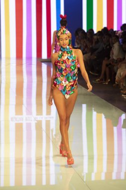 Manken Agatha Ruiz de la Prada moda gösterisi Resort 2018 koleksiyonda Miami moda hafta 2017 Miami'de Buz Sarayı'nda 4 Haziran 2017 üzerinde sırasında pist yürür